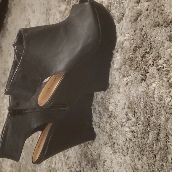 Heels - Picture 2 of 4